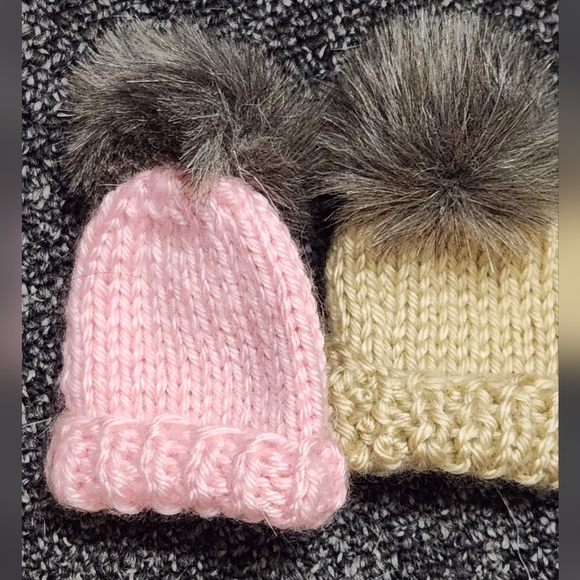💖💖💖Set of 2 handmade doll winter beanies with fur - Picture 4 of 7